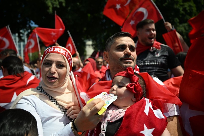 Portekiz maçı öncesi Dortmund'daki Türkler her yeri kırmızı beyaza boyadı - Resim: 4