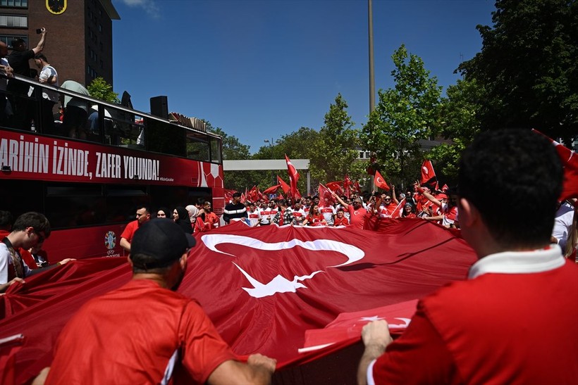 Portekiz maçı öncesi Dortmund'daki Türkler her yeri kırmızı beyaza boyadı - Resim: 6
