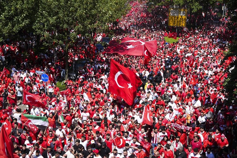 Portekiz maçı öncesi Dortmund'daki Türkler her yeri kırmızı beyaza boyadı - Resim: 16