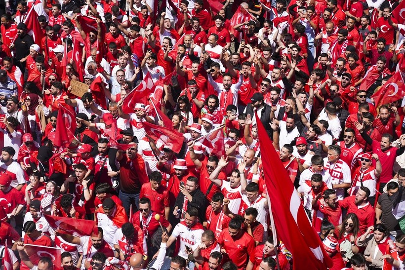 Portekiz maçı öncesi Dortmund'daki Türkler her yeri kırmızı beyaza boyadı - Resim: 18
