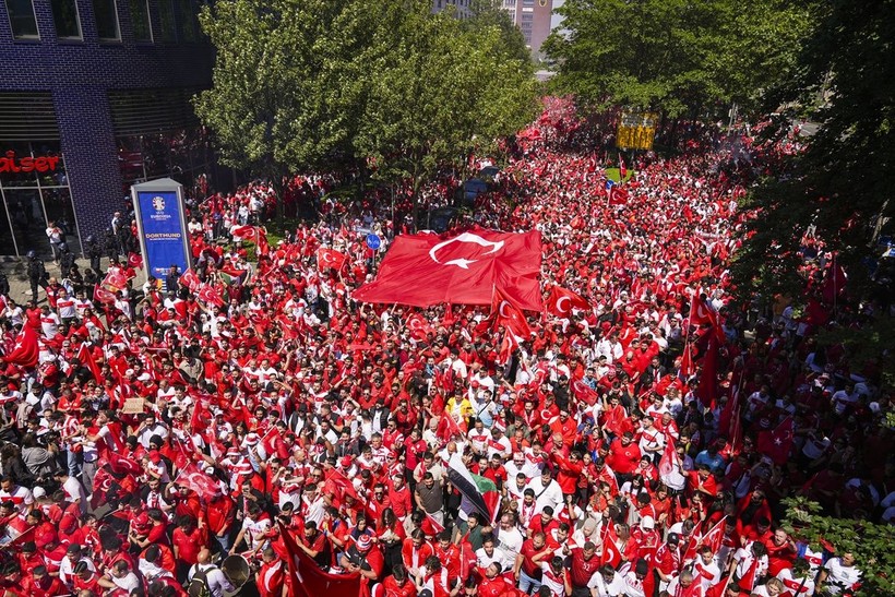 Portekiz maçı öncesi Dortmund'daki Türkler her yeri kırmızı beyaza boyadı - Resim: 19