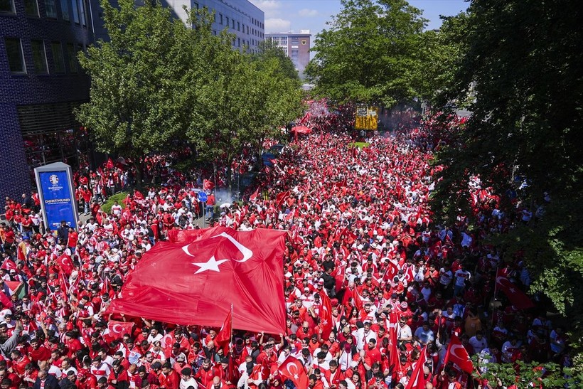 Portekiz maçı öncesi Dortmund'daki Türkler her yeri kırmızı beyaza boyadı - Resim: 21
