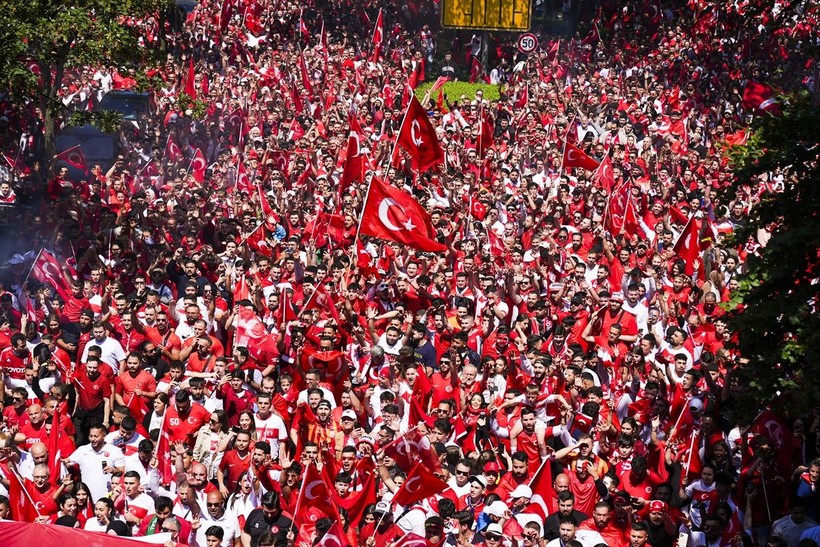 Portekiz maçı öncesi Dortmund'daki Türkler her yeri kırmızı beyaza boyadı - Resim: 23