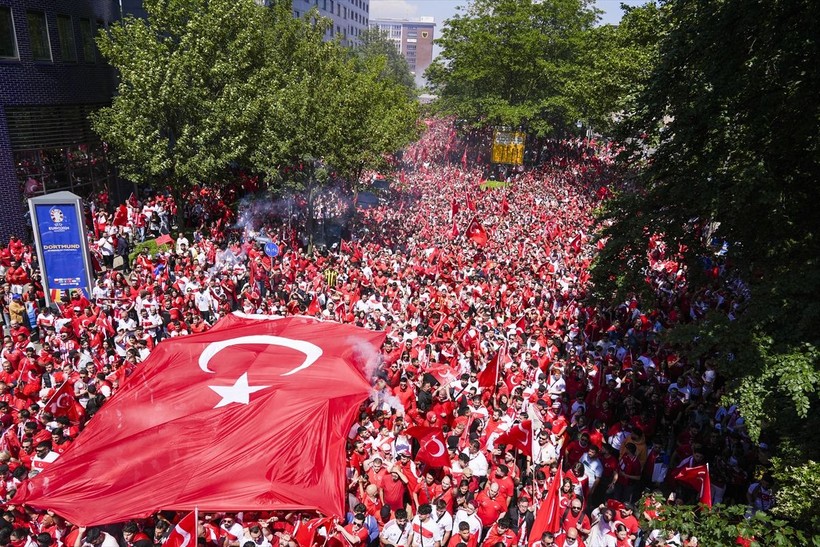 Portekiz maçı öncesi Dortmund'daki Türkler her yeri kırmızı beyaza boyadı - Resim: 24