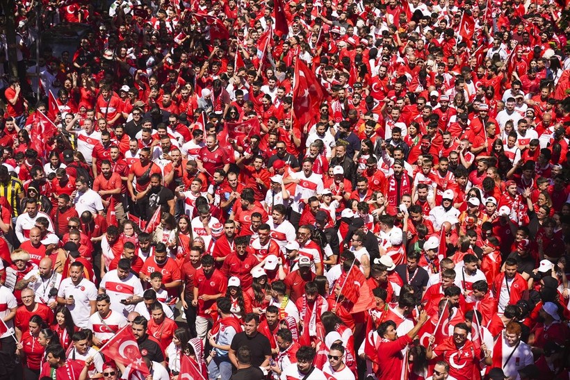 Portekiz maçı öncesi Dortmund'daki Türkler her yeri kırmızı beyaza boyadı - Resim: 25