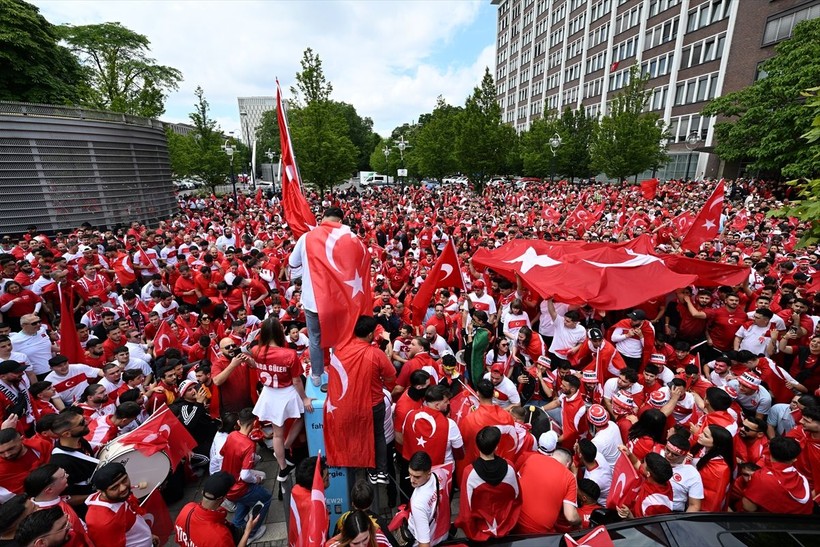 Portekiz maçı öncesi Dortmund'daki Türkler her yeri kırmızı beyaza boyadı - Resim: 30