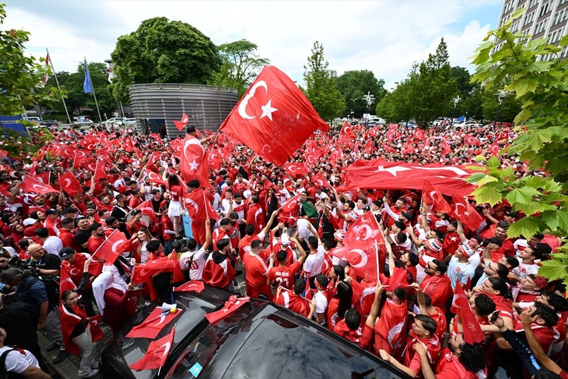 Portekiz maçı öncesi Dortmund'daki Türkler her yeri kırmızı beyaza boyadı - Resim: 31