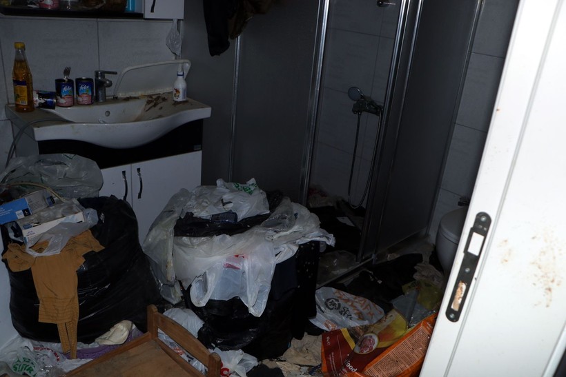 Kiracının çıktığı evden çıkanlar mide bulandırdı! Virane evden onlarca kedi ölüsü çıktı - Resim: 12