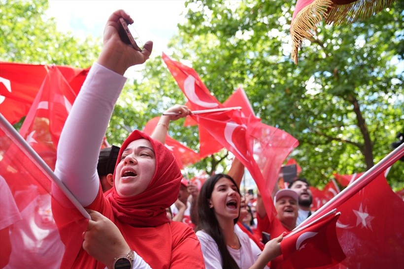 Almanya kırmızı-beyaza boyandı! Hollanda karşılaşması öncesi Türk taraftarlar Berlin sokaklarında - Resim: 11