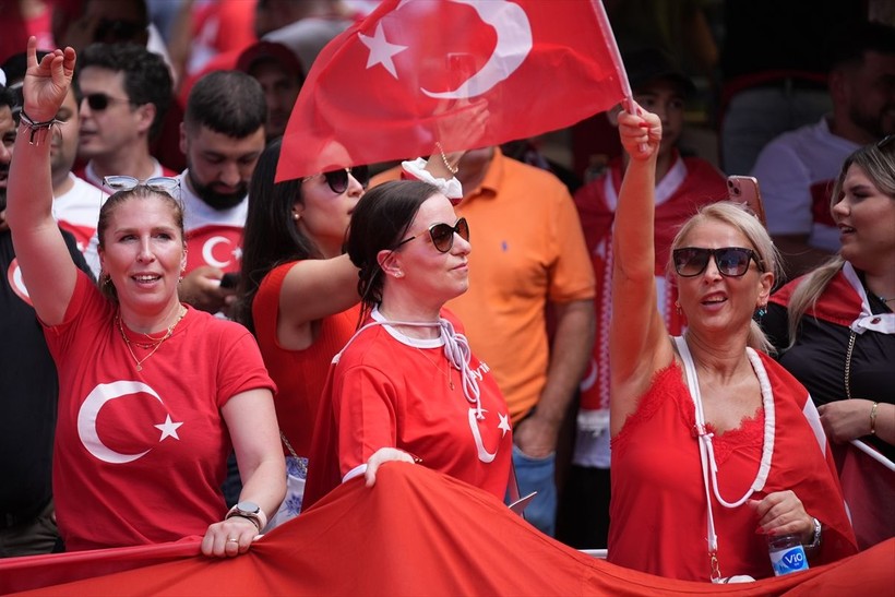 Almanya kırmızı-beyaza boyandı! Hollanda karşılaşması öncesi Türk taraftarlar Berlin sokaklarında - Resim: 12