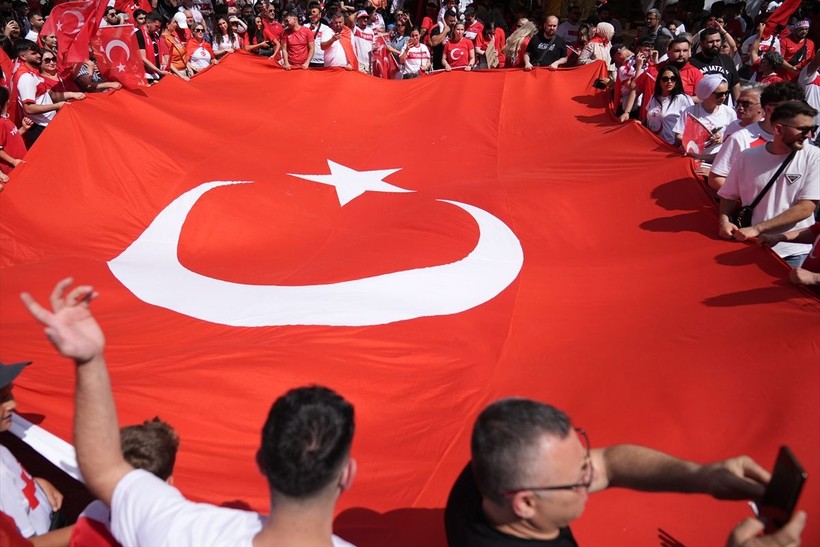 Almanya kırmızı-beyaza boyandı! Hollanda karşılaşması öncesi Türk taraftarlar Berlin sokaklarında - Resim: 15