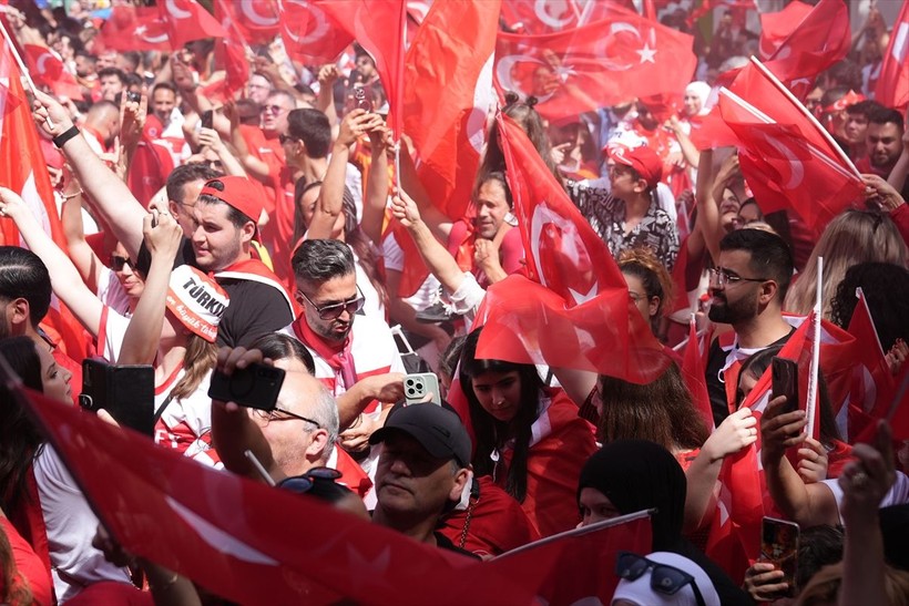 Almanya kırmızı-beyaza boyandı! Hollanda karşılaşması öncesi Türk taraftarlar Berlin sokaklarında - Resim: 3