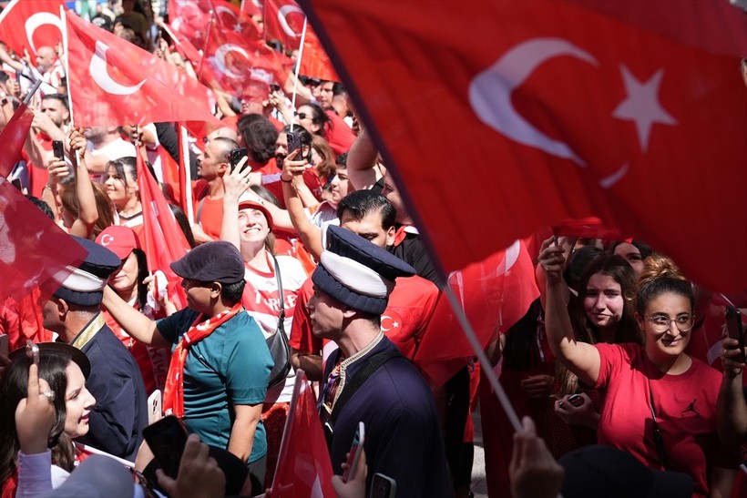Almanya kırmızı-beyaza boyandı! Hollanda karşılaşması öncesi Türk taraftarlar Berlin sokaklarında - Resim: 4