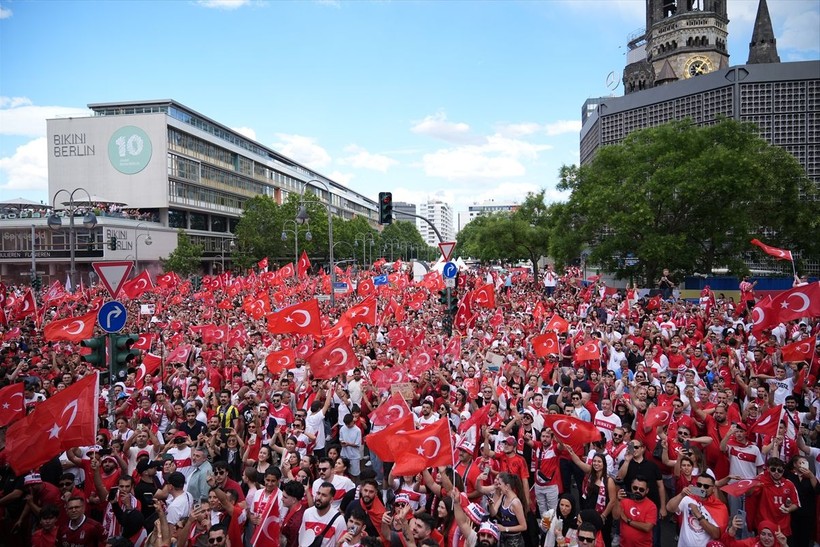 Almanya kırmızı-beyaza boyandı! Hollanda karşılaşması öncesi Türk taraftarlar Berlin sokaklarında - Resim: 16