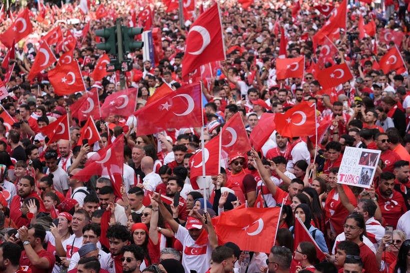 Almanya kırmızı-beyaza boyandı! Hollanda karşılaşması öncesi Türk taraftarlar Berlin sokaklarında - Resim: 17