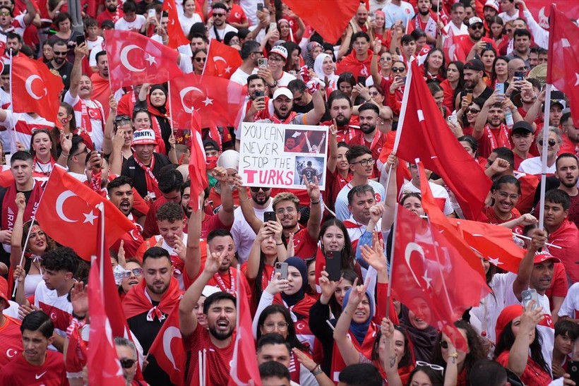 Almanya kırmızı-beyaza boyandı! Hollanda karşılaşması öncesi Türk taraftarlar Berlin sokaklarında - Resim: 19