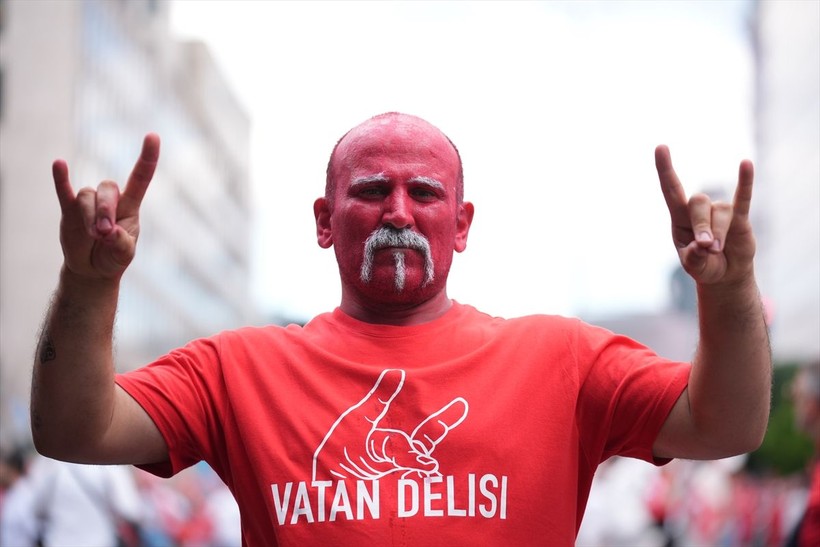 Almanya kırmızı-beyaza boyandı! Hollanda karşılaşması öncesi Türk taraftarlar Berlin sokaklarında - Resim: 7