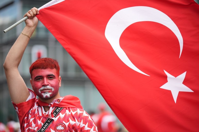 Almanya kırmızı-beyaza boyandı! Hollanda karşılaşması öncesi Türk taraftarlar Berlin sokaklarında - Resim: 21