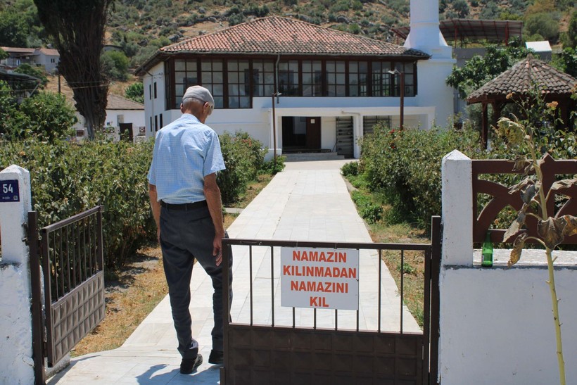 Cami imamından cemaati çeken tabela: Namazın kılınmadan namazını kıl - Resim: 6