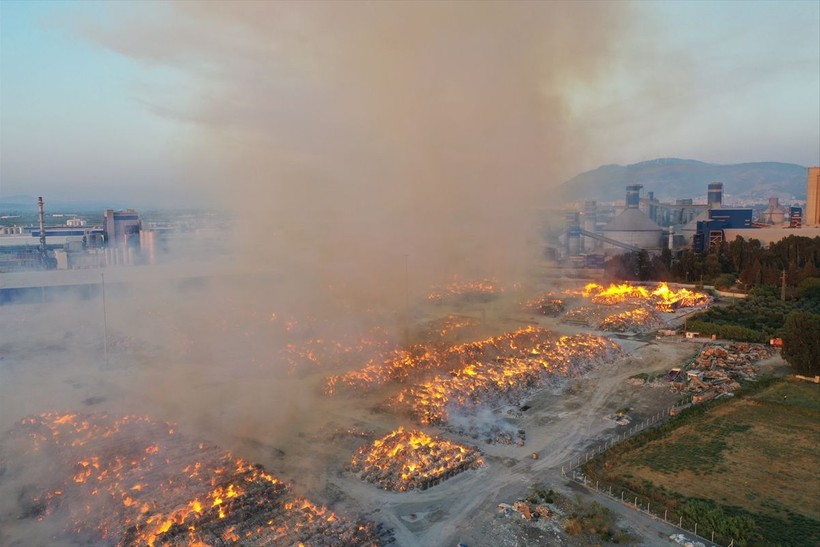 Aydın'da kağıt fabrikasında yangın - Resim: 9