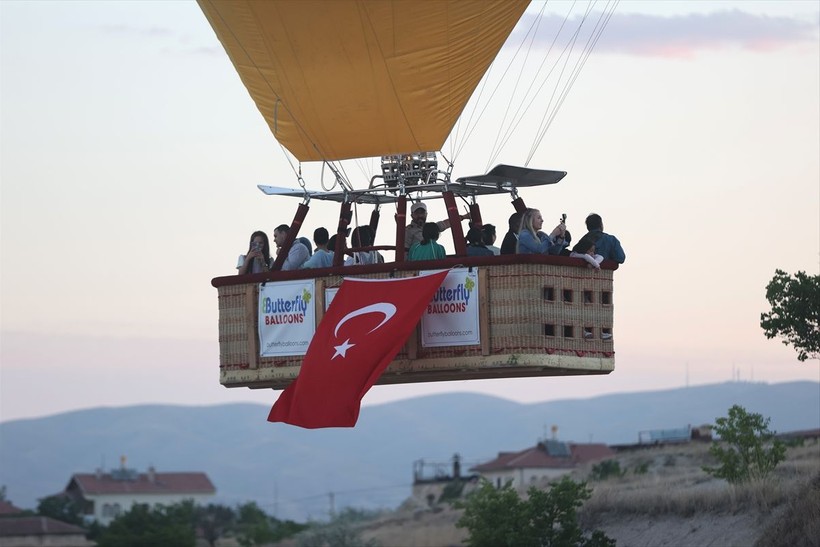 Kapadokya'da sıcak hava balonları Türk bayrakları ve posterlerle uçtu - Resim: 2