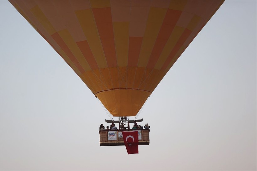 Kapadokya'da sıcak hava balonları Türk bayrakları ve posterlerle uçtu - Resim: 4