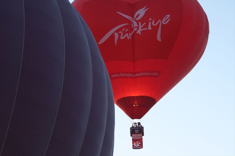 Kapadokya'da sıcak hava balonları Türk bayrakları ve posterlerle uçtu - Resim: 6
