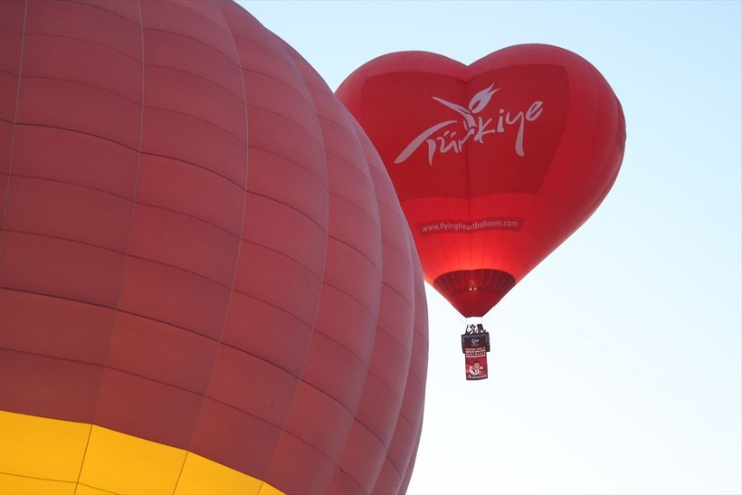Kapadokya'da sıcak hava balonları Türk bayrakları ve posterlerle uçtu - Resim: 7