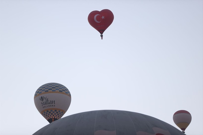 Kapadokya'da sıcak hava balonları Türk bayrakları ve posterlerle uçtu - Resim: 8