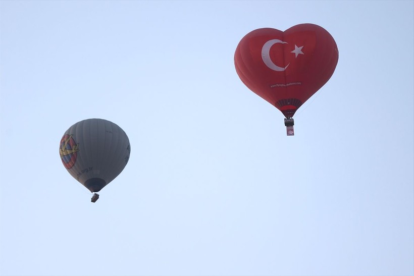 Kapadokya'da sıcak hava balonları Türk bayrakları ve posterlerle uçtu - Resim: 9