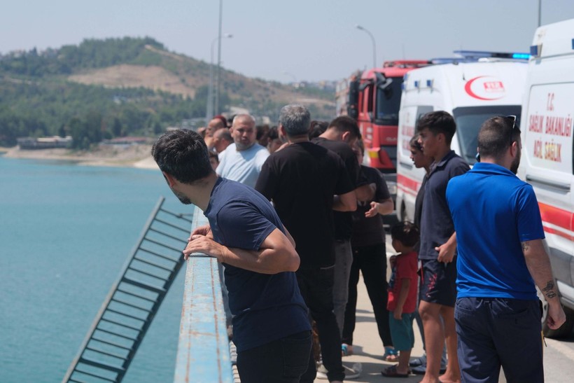 Adana'da kontrolden çıkan otomobil köprüden uçtu! Aydoğmuş ailesi yok oldu - Resim: 2