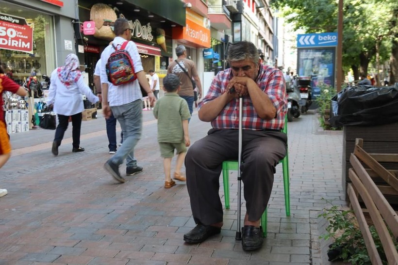 36 yıldır oturarak uyuyan adam: “Herkes yattıktan sonra gece çocuk gibi ağlıyorum” - Resim: 4