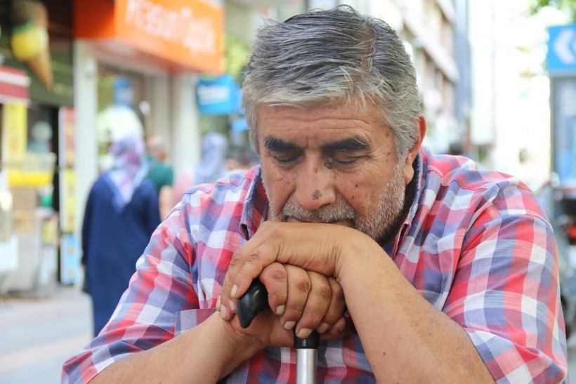 36 yıldır oturarak uyuyan adam: “Herkes yattıktan sonra gece çocuk gibi ağlıyorum” - Resim: 1