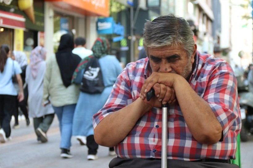 36 yıldır oturarak uyuyan adam: “Herkes yattıktan sonra gece çocuk gibi ağlıyorum” - Resim: 3