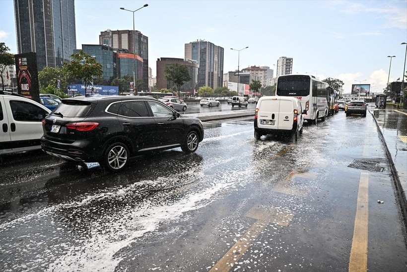 İstanbul'da sağanak yağış! Meteoroloji sıcaklıkların düşeceği yerleri açıkladı - Resim: 9