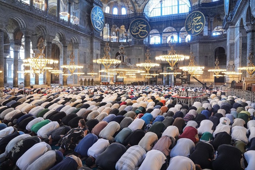 Diyanet İşleri Başkanı Ali Erbaş, Ayasofya'daki namazda hutbeye kılıçla çıktı - Resim: 1