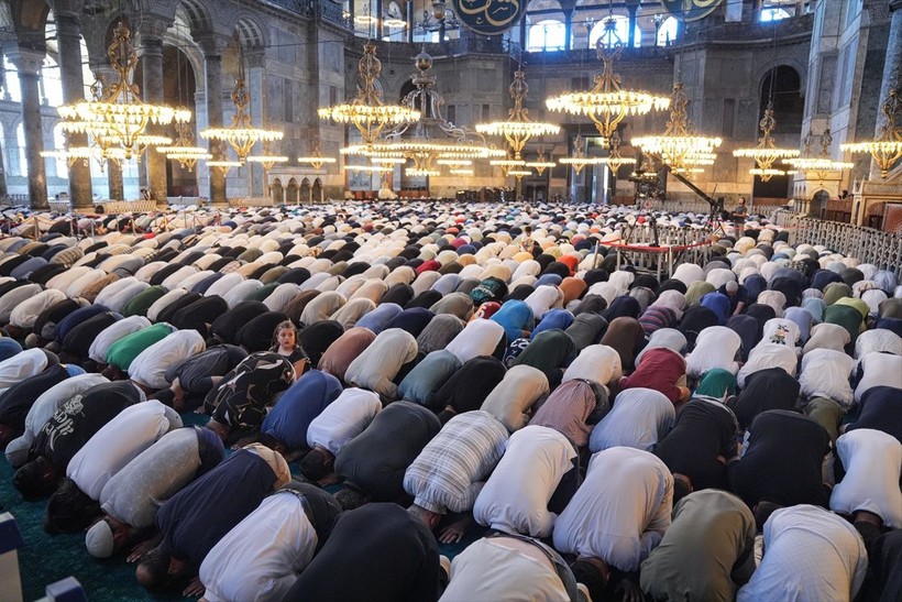 Diyanet İşleri Başkanı Ali Erbaş, Ayasofya'daki namazda hutbeye kılıçla çıktı - Resim: 2