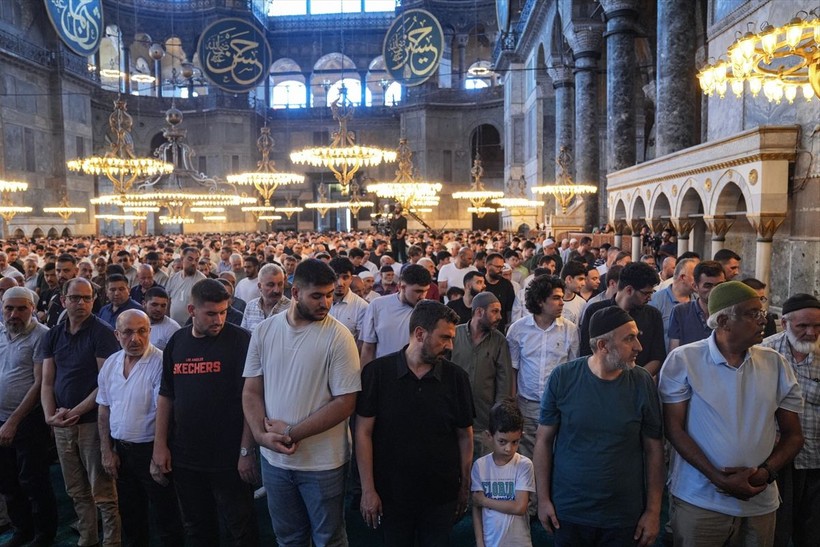 Diyanet İşleri Başkanı Ali Erbaş, Ayasofya'daki namazda hutbeye kılıçla çıktı - Resim: 5