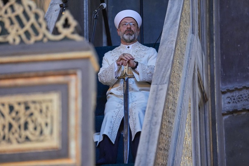 Diyanet İşleri Başkanı Ali Erbaş, Ayasofya'daki namazda hutbeye kılıçla çıktı - Resim: 8