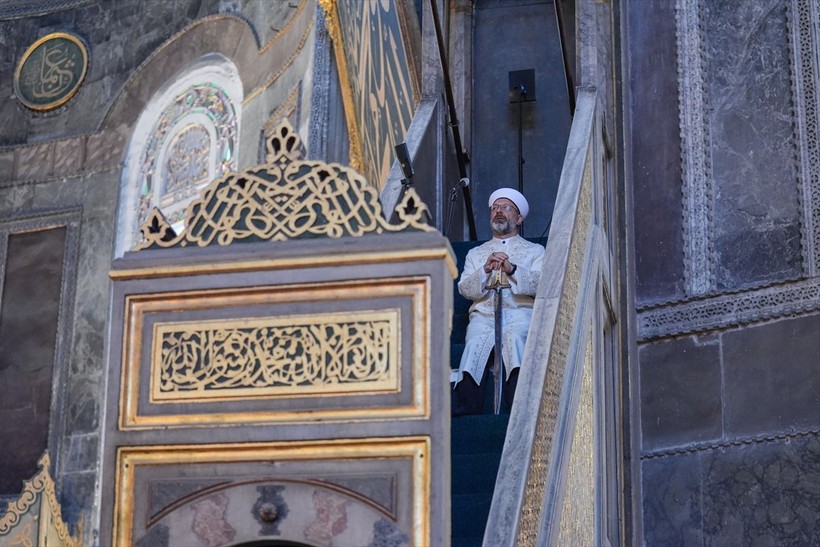 Diyanet İşleri Başkanı Ali Erbaş, Ayasofya'daki namazda hutbeye kılıçla çıktı - Resim: 9
