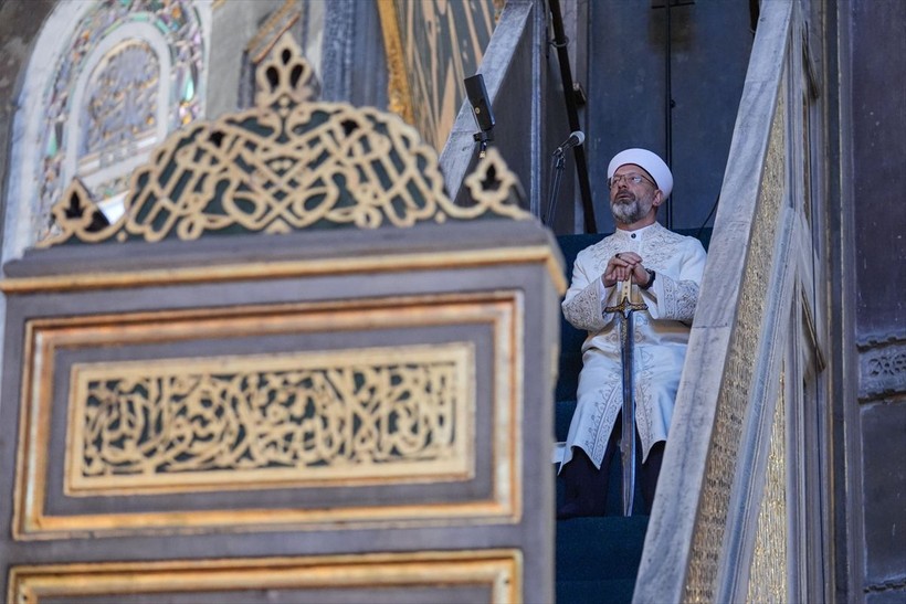 Diyanet İşleri Başkanı Ali Erbaş, Ayasofya'daki namazda hutbeye kılıçla çıktı - Resim: 7
