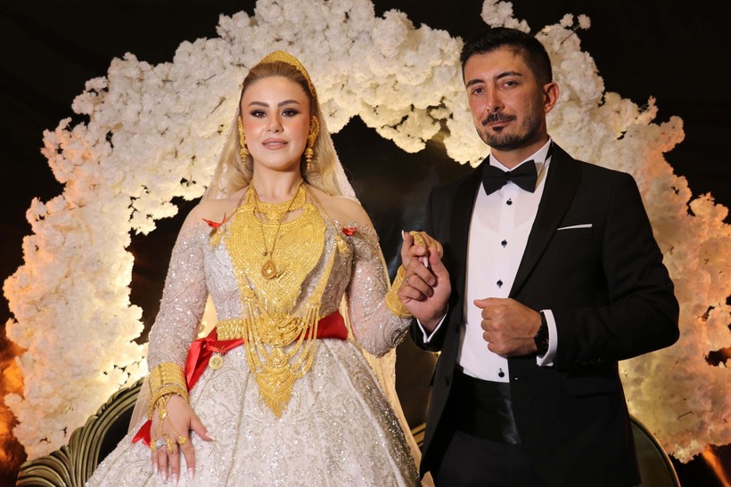 Bir aşiret düğünü klasiği! Geline 3 kilo altın, damada da 3 milyon lira takıldı - Resim: 1