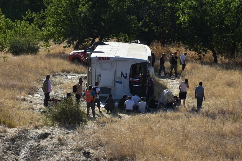 Malatya'da yolcu otobüsü şarampole devrildi: 22 yaralı - Resim: 1