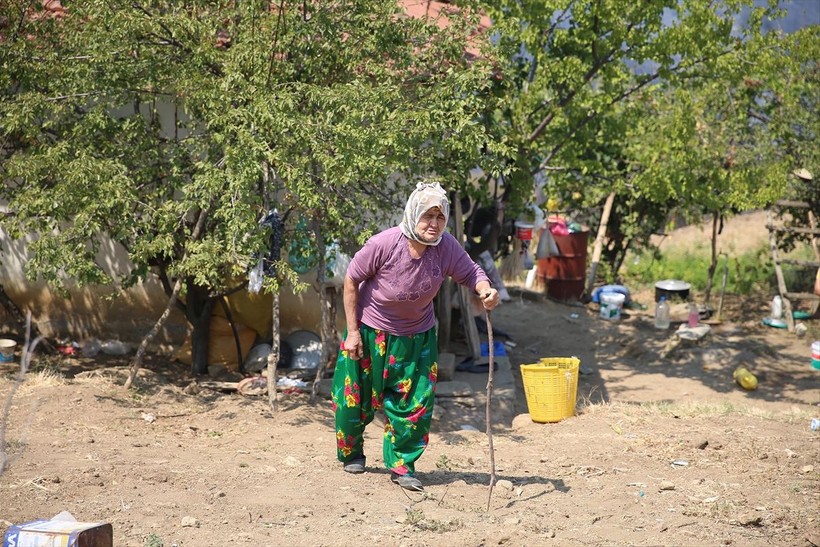 70 yaşındaki kadın kuru otları temizleyerek evini orman yangınından kurtardı - Resim: 8