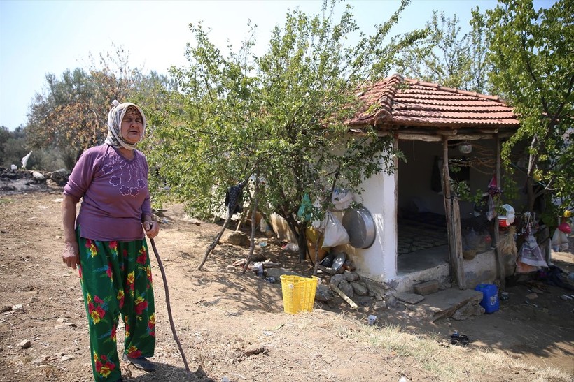 70 yaşındaki kadın kuru otları temizleyerek evini orman yangınından kurtardı - Resim: 3