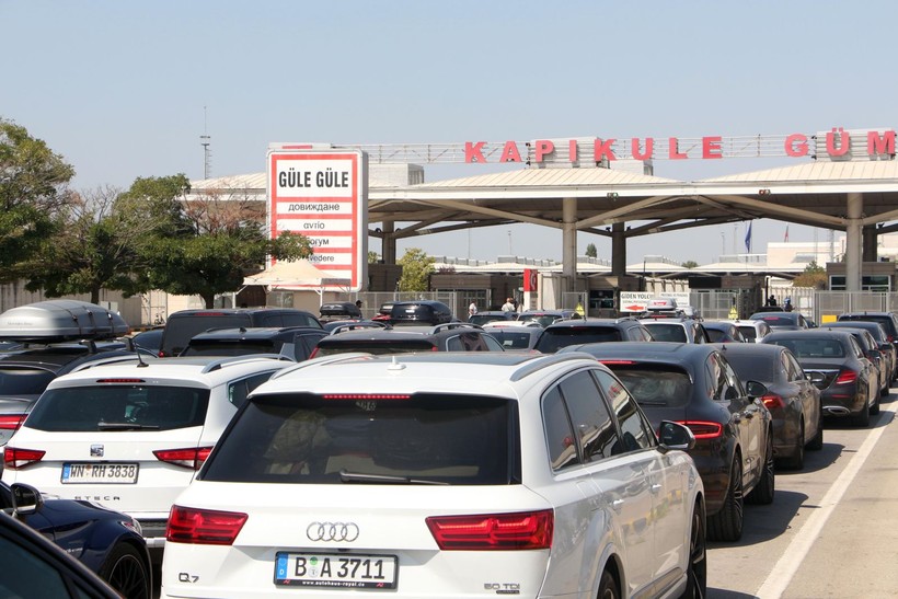 Dönüşe geçen gurbetçiler memleketlerinden aldıkları yiyecekleri de bagajlarında götürüyor - Resim: 2
