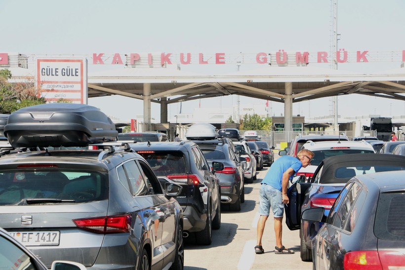 Dönüşe geçen gurbetçiler memleketlerinden aldıkları yiyecekleri de bagajlarında götürüyor - Resim: 6