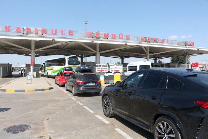 Dönüşe geçen gurbetçiler memleketlerinden aldıkları yiyecekleri de bagajlarında götürüyor - Resim: 7