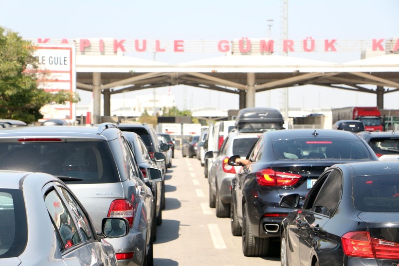 Dönüşe geçen gurbetçiler memleketlerinden aldıkları yiyecekleri de bagajlarında götürüyor - Resim: 8