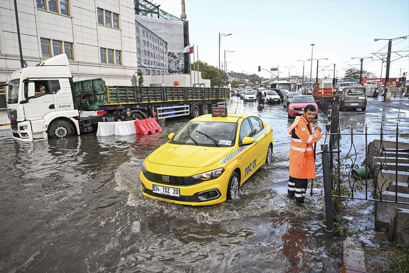 İstanbul'da sağanak etkili oldu! Bazı yollar göle döndü - Resim: 10